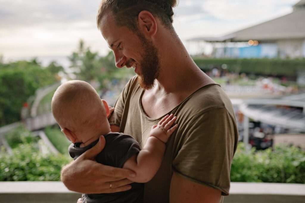 homem segurando um bebê