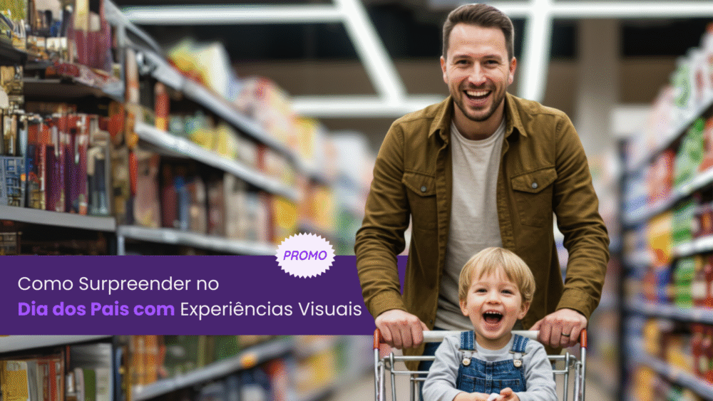 Pai sorri enquanto empurra carrinho de supermercado com o seu filho, em um corredor, que dá apra ver as prateleiras com produtos do lado esquerdo